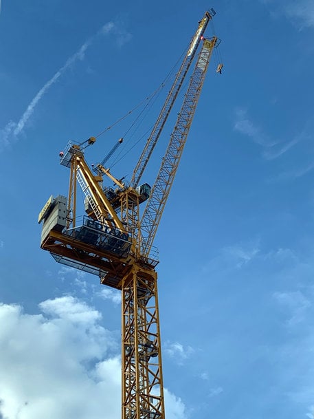 Premier montage mondial de la grue à tour à flèche relevable MR 229 de Potain à Londres, au Royaume-Uni 